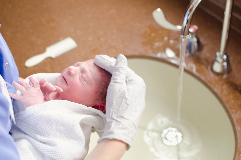 Conheça as novas recomendações dos especialistas e tire suas dúvidas sobre o banho do bebê desde o nascimento