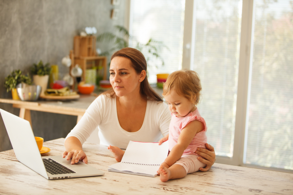 mamãe e bebê no trabalho