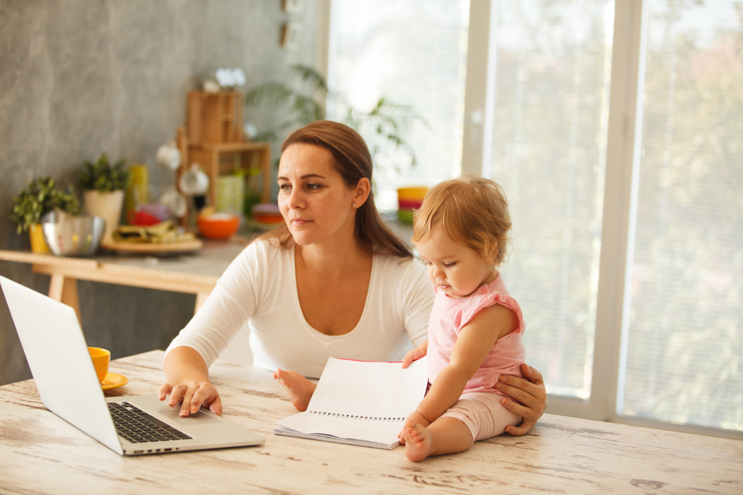 Mamãe e bebê mamãe e bebê no trabalho